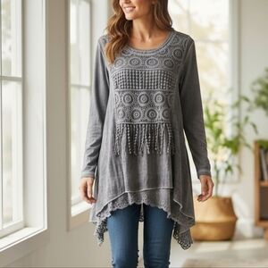 NWOT  CalStyle Gray Crochet Lace Lagenlook Tunic Top
